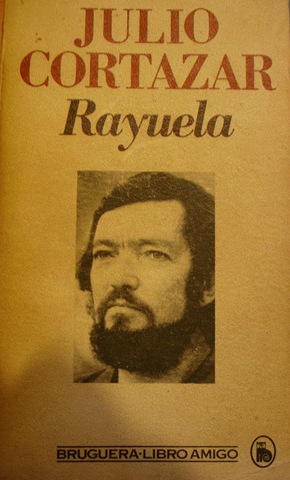 Писатель кортасар 5 букв. Julio Cortazar "Rayuela". Хулио Кортасар творческий путь. Кортасар Хулио "книга Мануэля". Хулио Кортасар. Автобус.