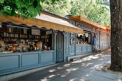 La Cuesta de Moyano en Madrid el lugar de los libros alquiblaweb.com