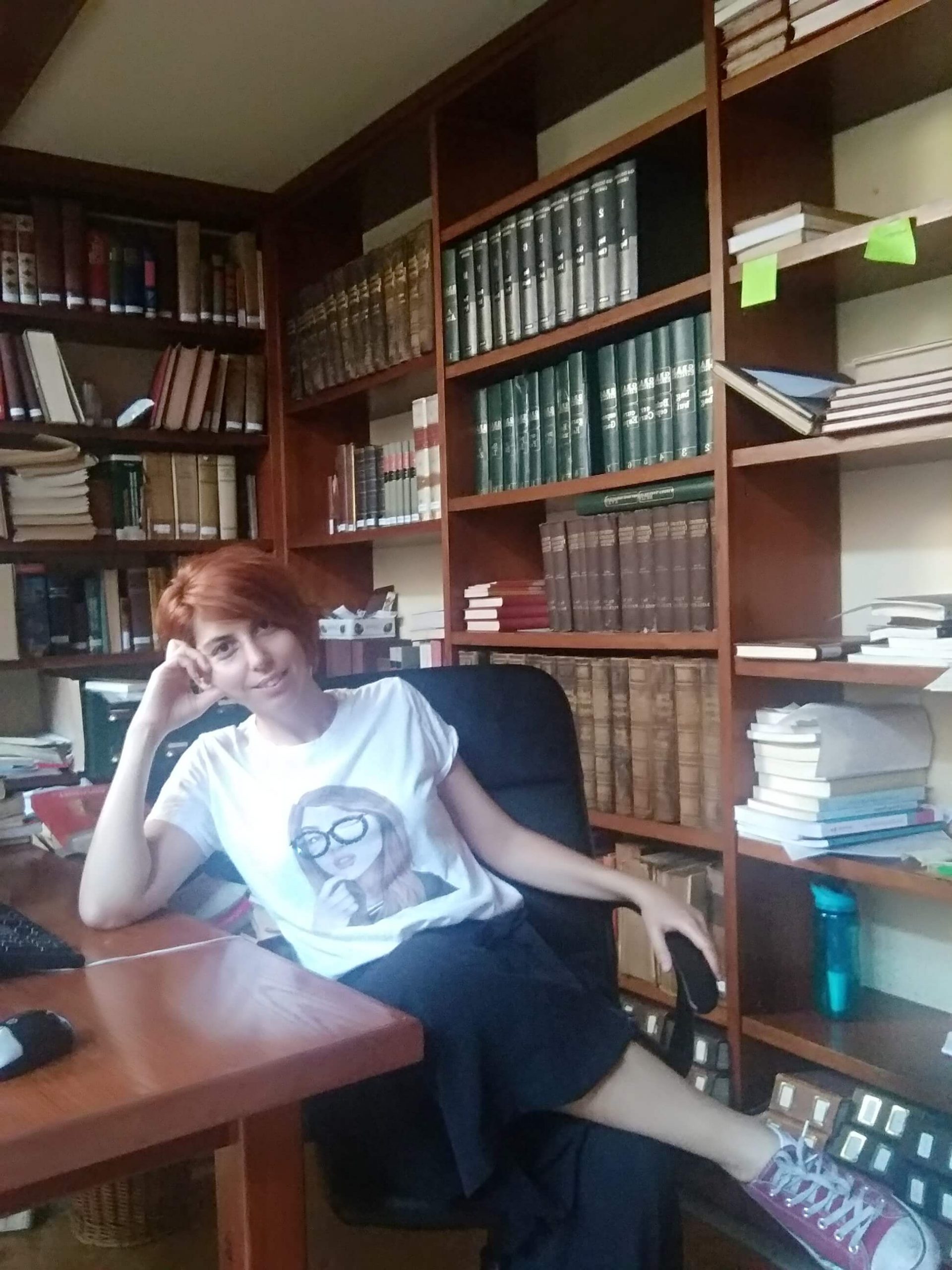 Ester Angulo bibliotecaria en Acadèmia de Bones Lletres en Barcelona